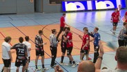 Zwei Handball-Mannschaften klatschen sich ab. © Screenshot 