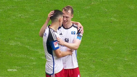 Zwei Fußballspieler des HSV umarmen sich. © Screenshot 