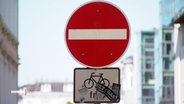 Ein Stoppschild für Autos: Ein waagerechter weißer Streifen in einem roten, runden Schild. Darunter ein Schild mit der Abbildung von einem Fahrrad auf dem "frei" steht. © Screenshot 