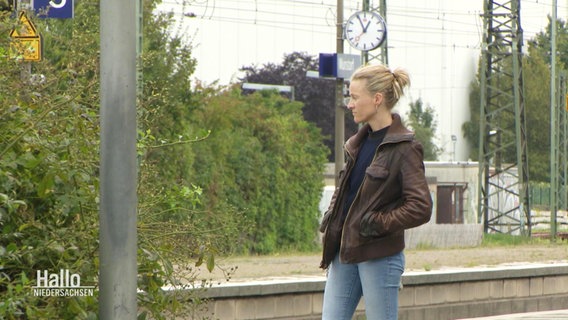 Eine Person steht auf einem Bahnsteig. © Screenshot 