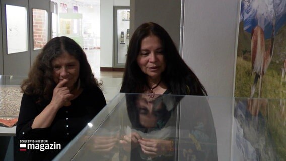 Zwei Sprecherinnen der Selk’nam besuchen die Ausstellung "Hoffnung am Ende der Welt" in Lübeck. © Screenshot 