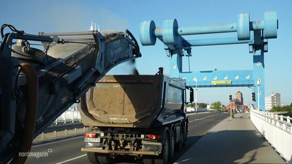 Straßenbauarbeiten auf der Peenebrücke. © Screenshot 