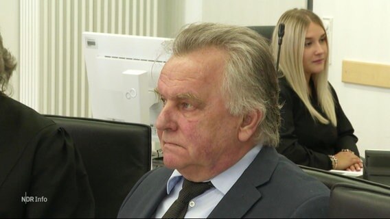 Ex-Bundesverkehrsminister Krause in einem Gerichtssaal. © Screenshot 