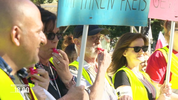 Beschäftigte im Einzel- und Großhandel protestieren auf der Straße. © Screenshot 