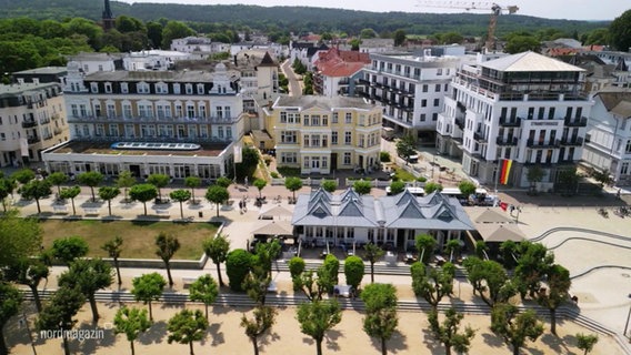 Eine Strandpromenade an der Ostsee. © Screenshot 