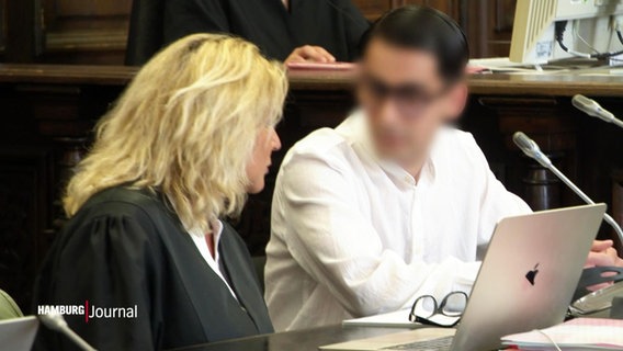Ein Angeklagter spricht vor Gericht mit seiner Anwältin. © Screenshot 