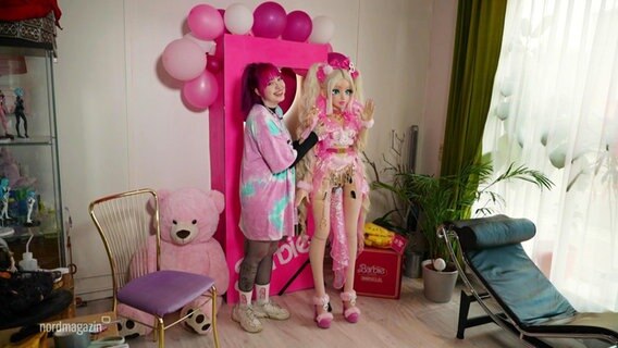 Die Puppen-Designerin Elisa Lange neben ihrer lebensgroßen Barbiepuppe. © Screenshot 