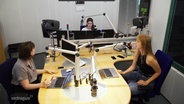 Drei Moderatorinnen sitzen in einem Radiostudio. © Screenshot 