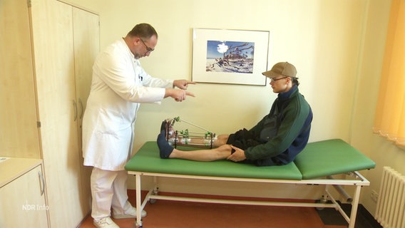 Ein Arzt aus Schwerin bei einer Untersuchung eines ukrainischen Kriegsverletzten. © Screenshot 