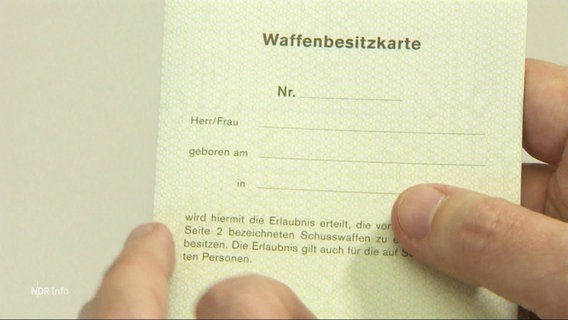 Eine Person hält eine Waffenbesitzkarte in den Händen. © Screenshot 