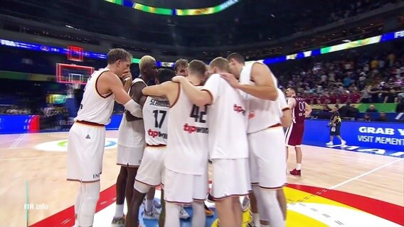 Das deutsche Basketballteam umarmt sich. © Screenshot 