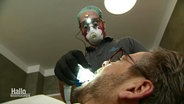 Ein Zahnarzt während einer Kontrolluntersuchung. © Screenshot 