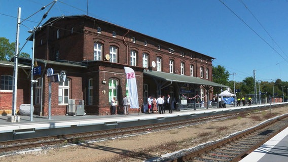 Die Außenfassade des neuen Bahnhofes Ribnitz-Damgarten. © Screenshot 