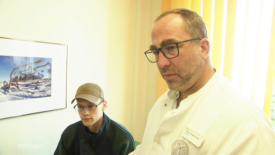 Chefarzt Dr. Stefan Schulz-Drost von der Heliosklinik Schwerin mit seinem Patienten Bohdan Kaban aus der Ukraine. © Screenshot 