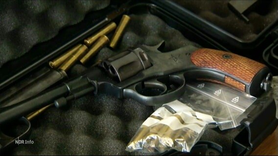 Ein Revolver und etwas Munition liegen in einem Waffenkoffer. © Screenshot 