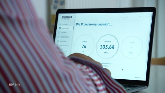 Ein Bürgermeister freut sich über die Zahlen seines Glasfaseranschlusses, die auf seinem Laptop zu sehen sind. © Screenshot 