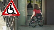 Eine Frau im Rollstuhl vor einem Bahnhofaufzug in Detmold. (extra 3 vom 07.09.2023 im Ersten) © NDR 