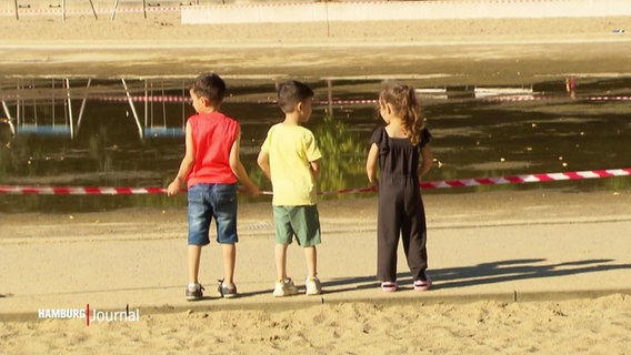Kinder stehen vor einem gesperrten Wasserbereich. © Screenshot 