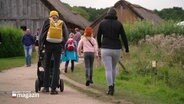 Besucher beim Wikinger Museum Haithabu © Screenshot 