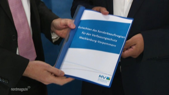 Ein Verfassungsschutz-Bericht wird in die Kamera gehalten. © Screenshot 