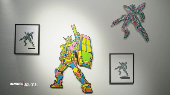 Ausstellungsansicht mit einem bunten Roboter. © Screenshot 