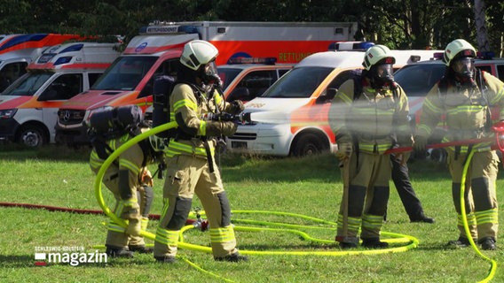 Feuerwehrleute im Einsatz. © Screenshot 