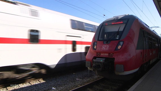 Ein Regionalzug der deutschen Bahn fährt in einen Bahnhof ein. © Screenshot 