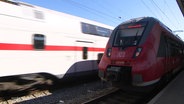 Ein Regionalzug der deutschen Bahn fährt in einen Bahnhof ein. © Screenshot 