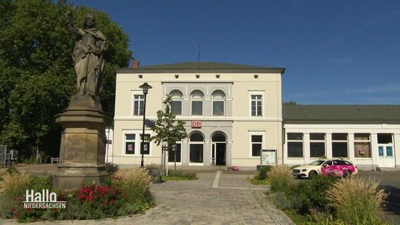 Das sanierungsbedürftige Bahnhofsgebäude in Bückeburg. © Screenshot 