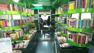 Innenansicht eines Bücherbusses. © Screenshot 