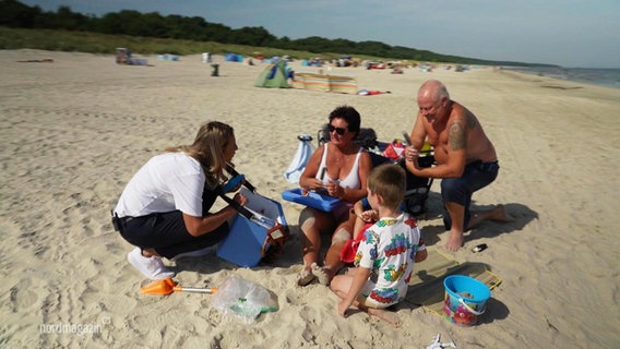 Strandgästen wird Spekulatius angeboten. © Screenshot 