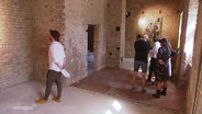 Besucher schauen sich die Ausstellung im Schloss Remplin an. © Screenshot 