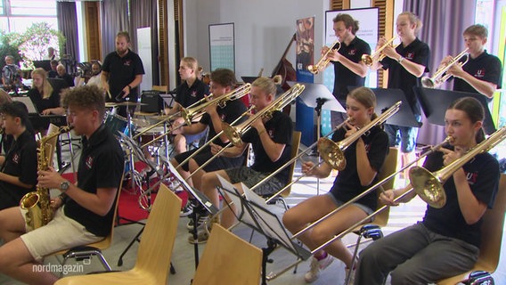 Jugendliche beim Big-Band-Workshop. © Screenshot 