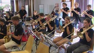 Jugendliche beim Big-Band-Workshop. © Screenshot 