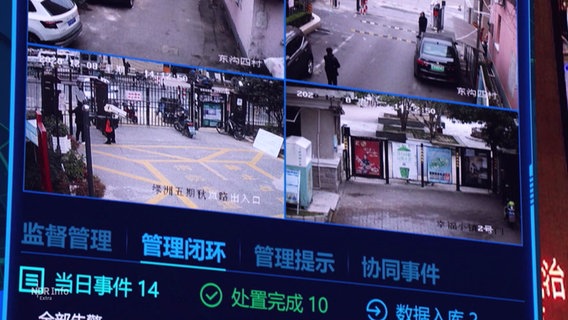 Eine Überwachungszentrale in Schanghai: Auf einem Monitor sind mehrere Straßenbilder zu sehen. © Screenshot 