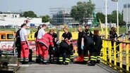 Rettungskräfte im Einsatz am Elbufer © Screenshot 