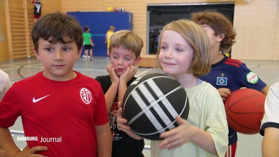 Kinder in einer Halle mit Basketbällen. © Screenshot 