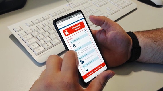 Ein Mann ruft auf dem Smartphone die Notruf-App "Nora" auf. © Screenshot 