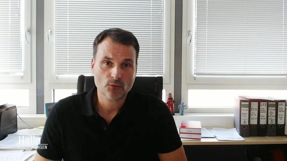 Prof. Timo Weishaupt sitzt am Tisch und spricht in die Kamera. © Screenshot 