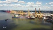 Ein Hafen mit Containerschiff. © Screenshot 