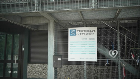 Ein Schild vor einem Gebäude weist auf den Königreichssaal der Zeugen Jehovas in Hamburg hin. © Screenshot 