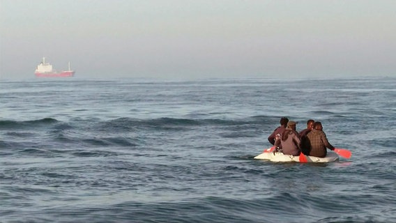 Vier Menschen sitzen in einem Schlauchboot und treiben auf dem Meer. © Screenshot 