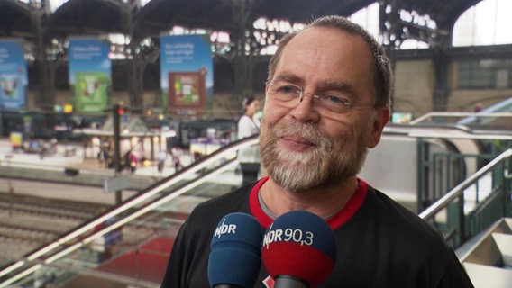 Hamburger Basketball-Fan im Interview am Hauptbahnhof. © Screenshot 