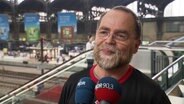 Hamburger Basketball-Fan im Interview am Hauptbahnhof. © Screenshot 