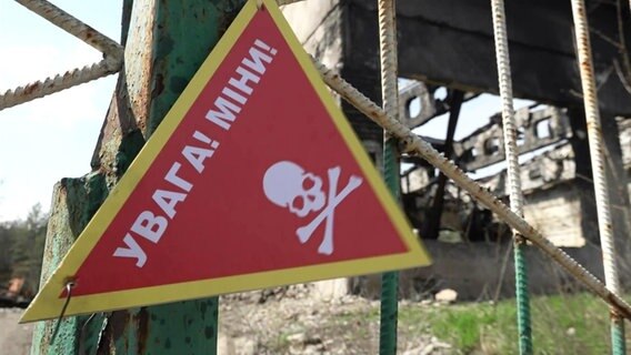 Ein Schild warnt auf ukrainisch vor Betreten eines Gebiets. © Screenshot 