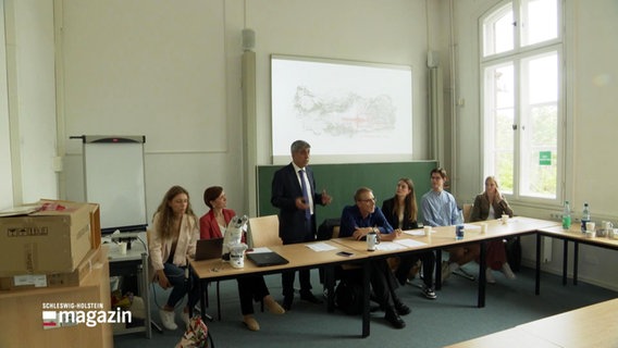 Studierende der Europa-Universität Flensburg während einer Besprechung. © Screenshot 