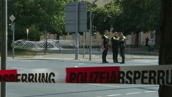 Nahaufnahme Absperrband bei einem Polzei-Großeinsatz in Göttingen. © Screenshot 