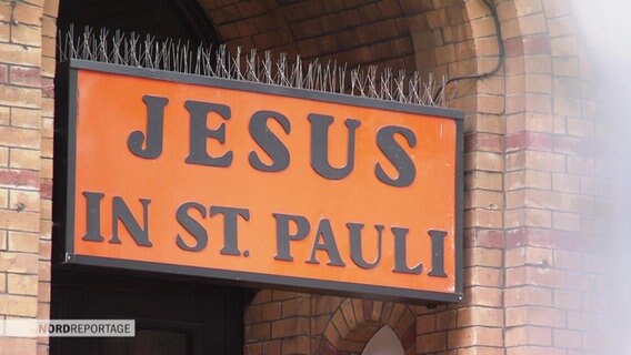 Ein Schild mit der Aufschrift: "JESUS IN ST. PAULI". © Screenshot 