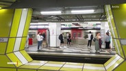 Eine unterirdische U-Bahn Station. © Screenshot 