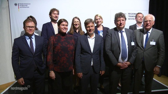 Robert Habeck, Eva-Maria Kröger und einige weitere Menschen bei einem Fototermin. © Screenshot 